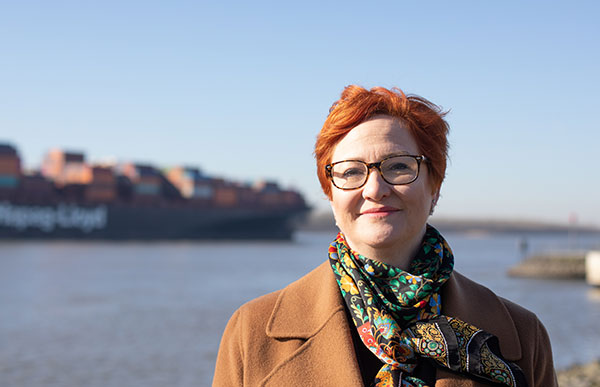 Profilfoto von Sylvia Galke bei blauem Himmel am Wasser